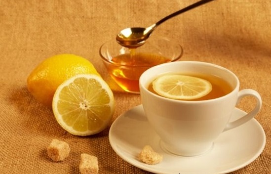   Mật ong trà chanh là bài thuốc quen thuộc giúp điều trị bệnh viêm họng hạt (Ảnh minh họa)  