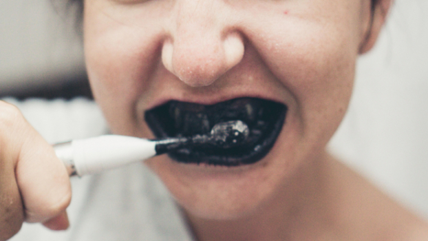 Kem đánh răng than hoạt tính: Không có tác dụng làm trắng như lời đồn mà còn gây sâu răng 1