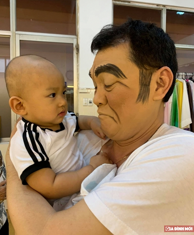   Con trai Lương Thế Thành khá thích thú với khuôn mặt mới trang điểm của NSƯT Hữu Châu  