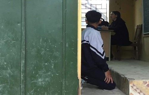  Nam sinh lớp 9 bị cô giáo phạt quỳ gối giữa giờ học  