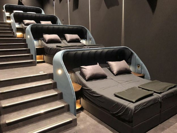 Rạp chiếu phim Thụy Sĩ đổi ghế ngồi bằng giường nằm, thay ga giường sau mỗi suất chiếu 0