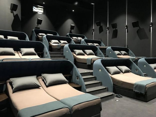 Rạp chiếu phim Thụy Sĩ đổi ghế ngồi bằng giường nằm, thay ga giường sau mỗi suất chiếu 2
