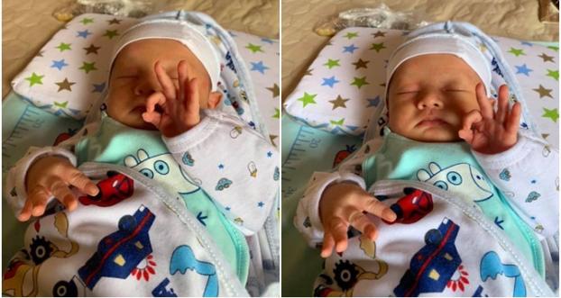 Bé sơ sinh vừa ngủ vừa giơ tay ra dấu 'OK' siêu đáng yêu 0