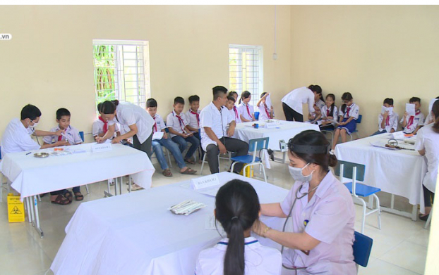  Trung tâm Y tế huyện Ninh Giang tiêm phòng sởi cho các em học sinh tiểu học Tân Hương.  