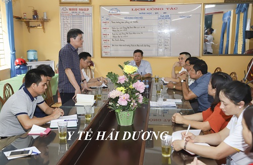   Giám đốc Sở Y tế Hải Dương làm việc với trường Tiểu học Tân Hương cùng Ban chỉ đạo phòng chống sởi.  