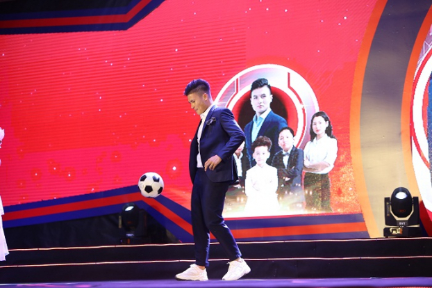   Đội trưởng U23 Việt Nam Nguyễn Quang Hải xuất hiện tạo 'sức nóng' cho buổi lễ tốt nghiệp Apax English.  