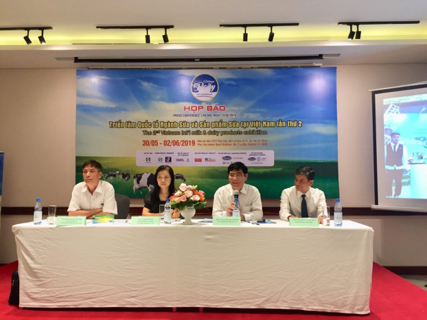   Ông Trần Quang Trung (thứ 2 từ phải sang) thông tin về triển lãm quốc tế ngành sữa và sản phẩm từ sữa tại Việt Nam  