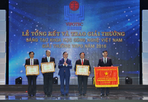   Ông Phạm Thành Công - Chủ tịch Tập đoàn GFS (ngoài cùng bên trái) nhận bằng khen của Thủ tướng Chính phủ.  