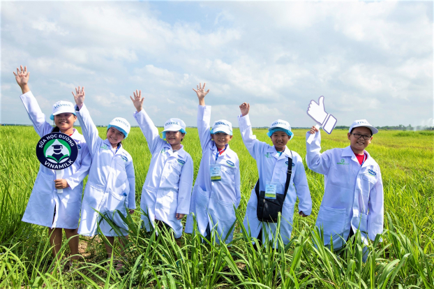   Các em học sinh tham quan trang trại bò sữa Vinamilk Tây Ninh, một trong những trang trại được xây dựng theo chuẩn Global G.A.P (tiêu chuẩn thực hành nông nghiệp tốt toàn cầu) của Vinamilk, là nơi cung cấp nguồn sữa để sản xuất nên những hộp sữa học đường thơm ngon cho các em học sinh ở nhiều tỉnh thành.  