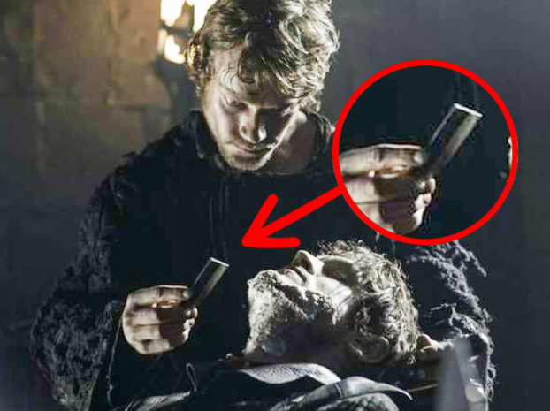   Ngón tay đã bị chặt của Theon Greyjoy lại mọc lại trong cảnh sau đó  