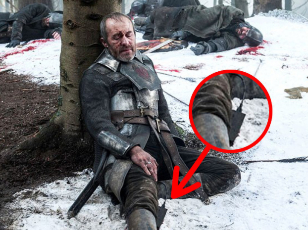   Stannis Baratheon cùng cục sạc laptop xuất hiện giữa trận chiến trong rừng. Dân mạng đoán cũng có thể là thiết bị ghi âm và truyền phát âm thanh trên phim trường, hoặc là thiết bị sưởi ấm trang phục cho các diễn viên  