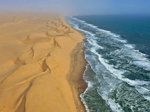   Đây là Namibia, nơi sa mạc Namib gặp biển Atlantic  