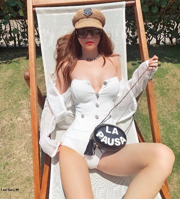   Hồ Ngọc Hà được xem là một trong những nữ hoàng bikini của showbiz Việt  