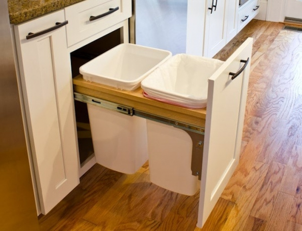   Ngăn tủ 'giấu' thùng rác giúp căn bếp luôn gọn gàng và việc đổ rác cũng tiện lợi hơn  