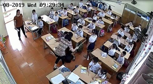   Hình ảnh nữ giáo viên Nguyễn Thị Thu Trang dùng thước vụt mạnh vào người học sinh H.G.Đ.  