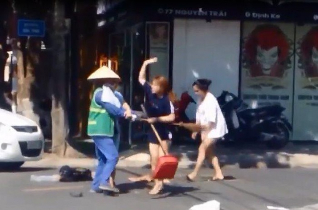   Nữ chủ shop quần áo Ly Zim đang đánh vào đầu nữ lao công.  