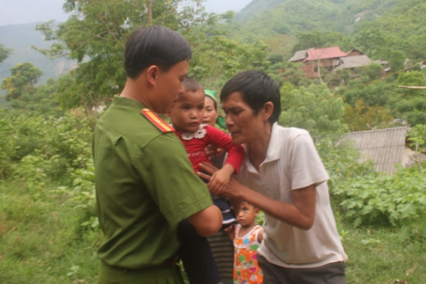   Công an huyện Tương Dương (Nghệ An) trao trả bé gái Moong Thị Tân Mão (SN 2011) bị bán sang Trung Quốc co gia đình sau 20 ngày tìm kiếm (Ảnh: Cảnh sát nhân dân)  