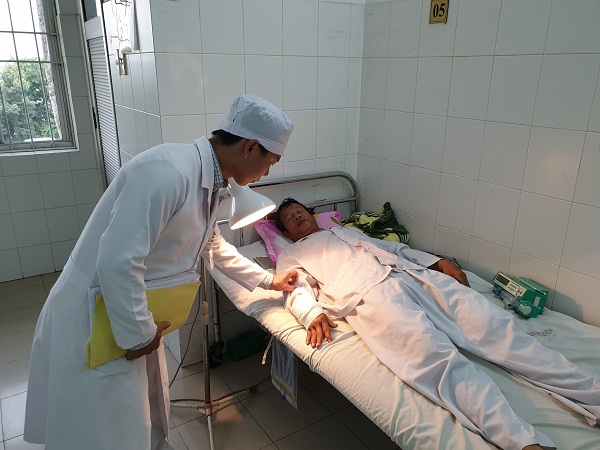   Bệnh nhân đang được nhân viên y tế chăm sóc và theo dõi sau phẫu thuật  