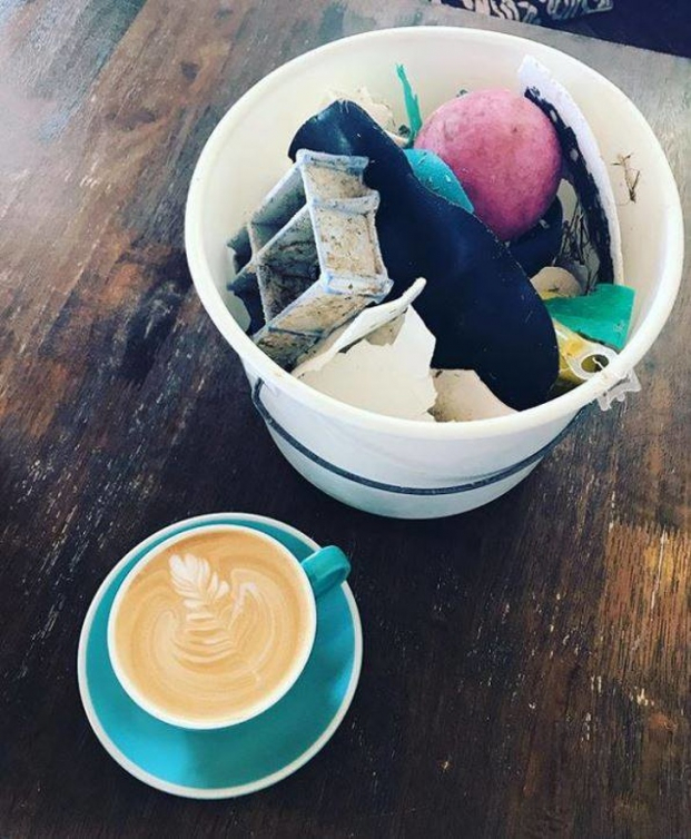   Tại quán cà phê ở Australia, bạn có thể đổi một xô thu gom rác nhựa trên biển lấy một cốc cà phê  