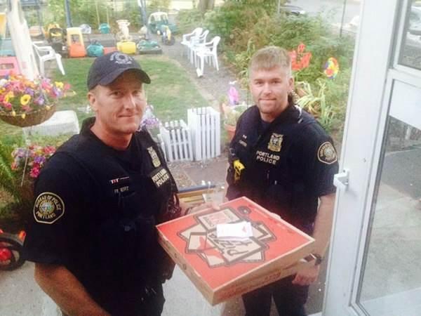   Người giao bánh pizza gặp tai nạn trên đường, cảnh sát đã giúp anh hoàn thành công việc bằng cách gửi bánh pizza cho khách  