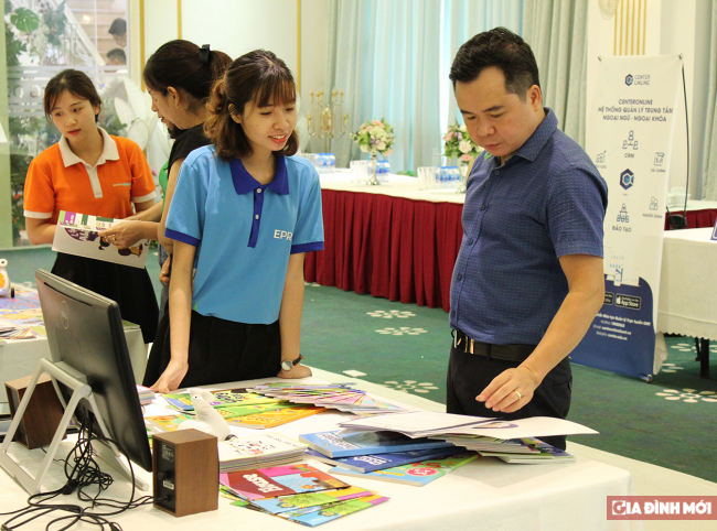   Tiến sĩ Nguyễn Văn Tư trải nghiệm và đánh giá cao sản phẩm giáo dục công nghệ của EPRO  