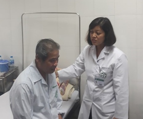   TS.BS Trần Thị Hà An, Trưởng phòng Điều trị tâm thần người già, Viện Sức khỏe Tâm thần đang thăm khám cho một bệnh nhân bị sa sút trí tuệ  