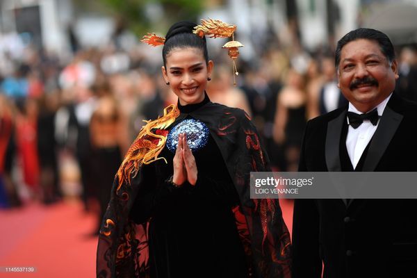 Chẳng hở bạo, Trương Thị May vẫn khiến truyền thông náo loạn tại thảm đỏ Cannes ngày 9 2