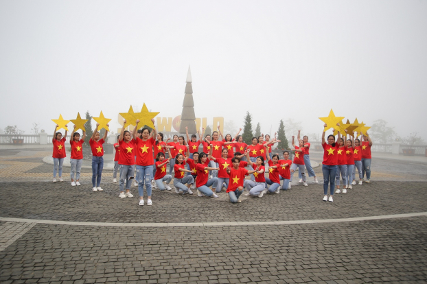  Lựa chọn trang phục áo cờ đỏ sao vàng, CLB Cầu Vồng- Học viện Thanh thiếu niên Việt Nam thể hiện bầu nhiệt huyết tuổi trẻ và tình yêu đất nước với bài diễn Get High.  