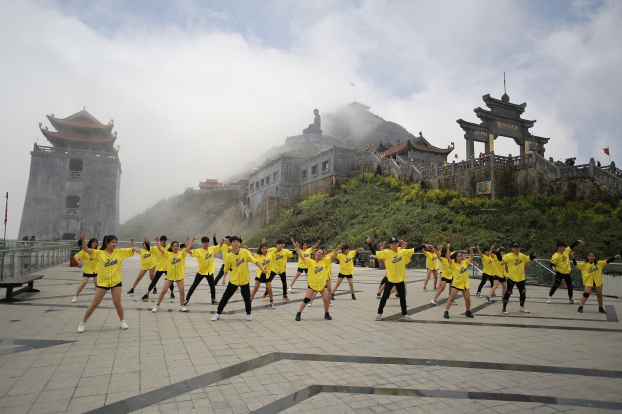   Trong trang phục sắc vàng rực rỡ, đội thi đến từ Hội sinh viên tỉnh Phú Thọ - ZEAL DANCE CREW thực hiện các động tác nhảy đầy sôi động với bài diễn Nhịp đập của lễ hội.  