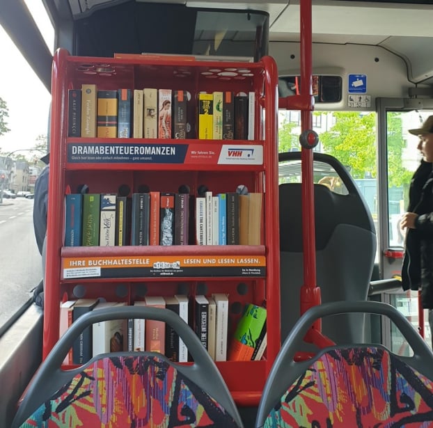   Xe buýt kết hợp thư viện giúp hành trình của bạn bớt nhàm chán  
