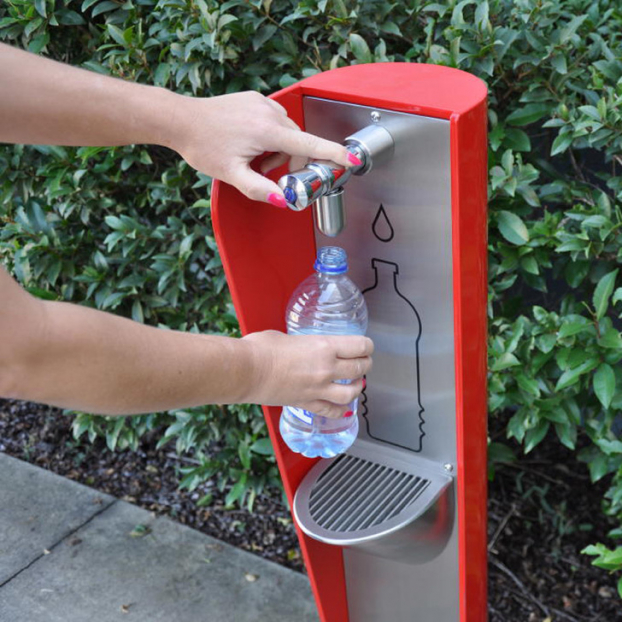   Bạn có thể lấy nước đầy chai nước uống miễn phí. Thiết kế này cũng giúp giảm thiểu chai nhựa và bảo vệ môi trường  