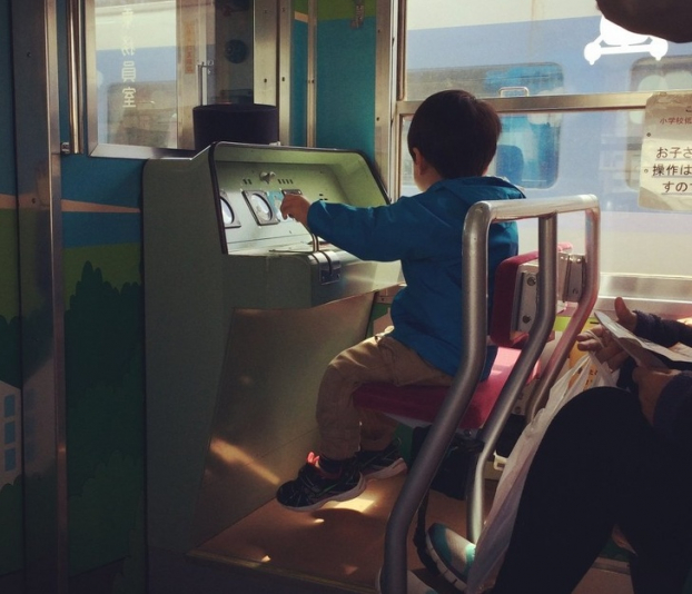   Chiếc ghế đặc biệt trên tàu cho trẻ em ngoan ngoãn ngồi chơi  