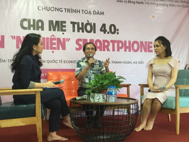   Chuyên gia tâm lý Trịnh Trung Hòa (ở giữa) đang chia sẻ về những tác hại của điện thoại thông minh đối với sức khỏe, tâm lý trẻ  