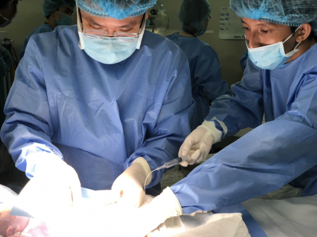   Các bác sĩ tiến hành phẫu thuật cứu mẹ và 2 em bé sinh đôi  