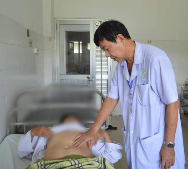   Bác sĩ thăm khám cho bệnh nhân bị vòng tránh thai đi lạc trong ổ bụng  