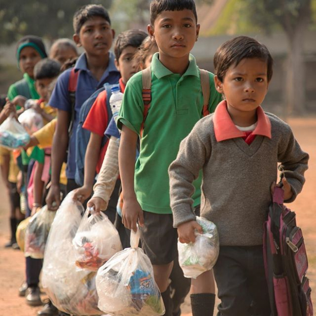 Trường Ấn Độ nhận rác thải nhựa thay học phí, cả ngôi làng 'lột xác' 0