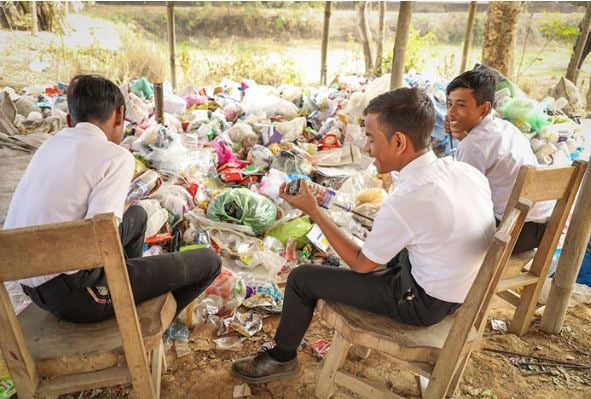 Trường Ấn Độ nhận rác thải nhựa thay học phí, cả ngôi làng 'lột xác' 8
