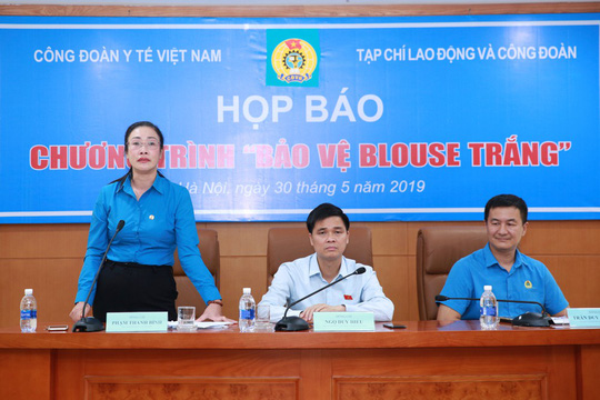   Bà Phạm Thanh Bình, Chủ tịch Công đoàn Y tế Việt Nam trả lời báo chí  