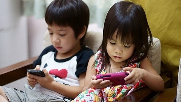   Trẻ thành phố dễ nghiện smartphone vào kỳ nghỉ hè  