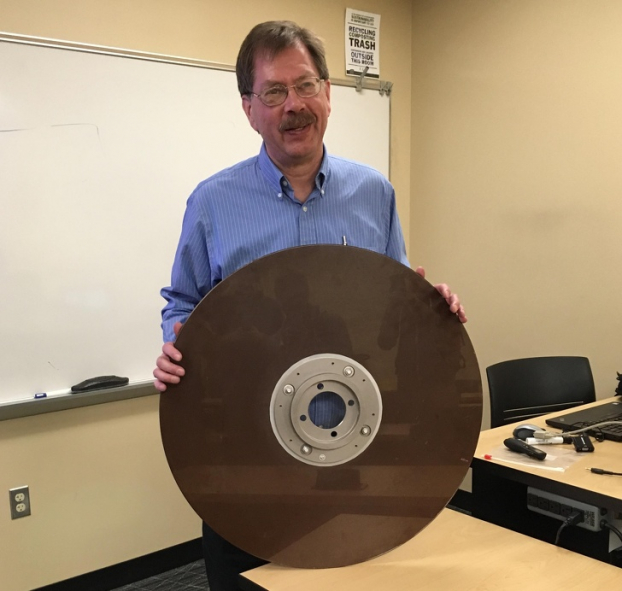   Một đĩa cứng 10MB thì những năm 1960  