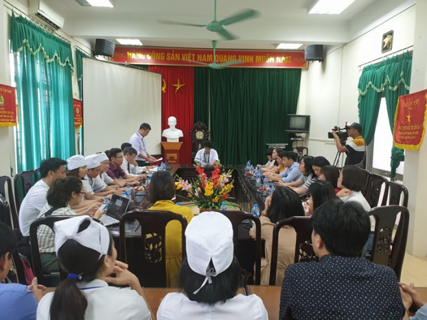   Đoàn làm việc tại bệnh viện Phong - Da liễu Quỳnh Lập Trung ương sáng 31/5.  