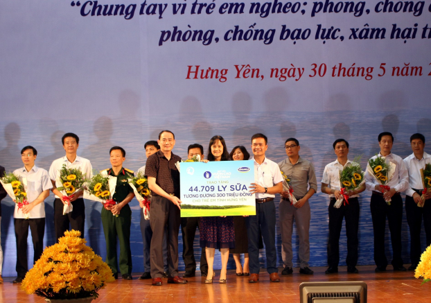 Quỹ sữa vươn cao Việt Nam và Vinamilk trao tặng 44.709 ly sữa cho trẻ em tỉnh Hưng Yên 0