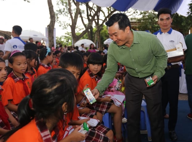 Quỹ sữa vươn cao Việt Nam và Vinamilk trao tặng 44.709 ly sữa cho trẻ em tỉnh Hưng Yên 1