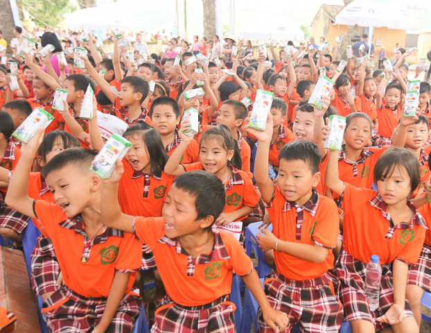 Quỹ sữa vươn cao Việt Nam và Vinamilk trao tặng 44.709 ly sữa cho trẻ em tỉnh Hưng Yên 2