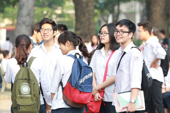   Các thí sinh tới đăng ký thủ tục dự thi vào lớp 10 ở Hà Nội.  