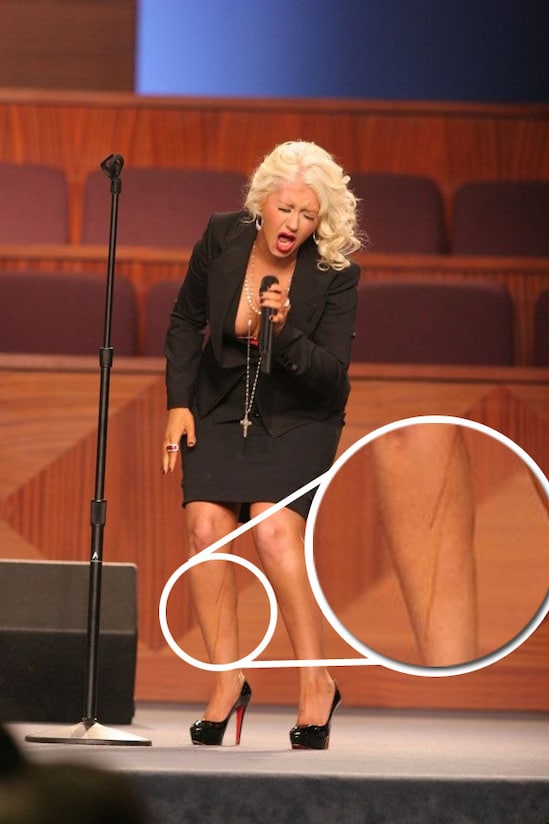   Nữ ca sĩ Christina Aguilera cũng gặp sự cố tương tự, khiến khán giả giật mình khi thấy có gì đó chảy ra bên chân cô  