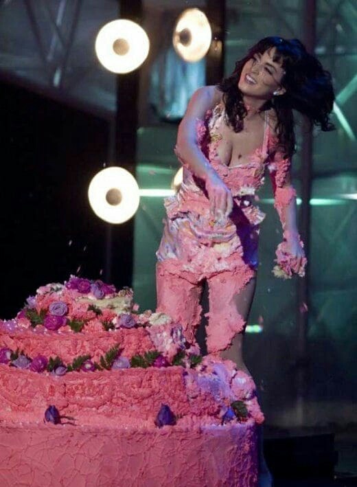   Katy Perry ngã vào chiếc bánh khi đang biểu diễn trên sân khấu  