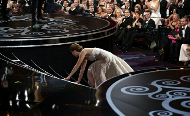   Jennifer Lawrence bị ngã khi lên sân khấu nhận giải Oscar  