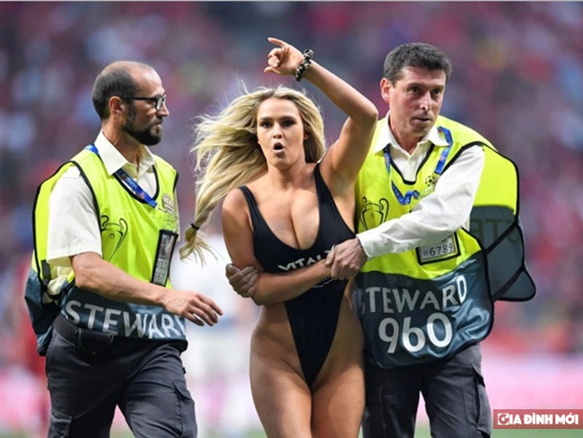  Nữ CĐV chạy vào giữa sân trận chung kết Champions League là ai? Ảnh: Reuters  