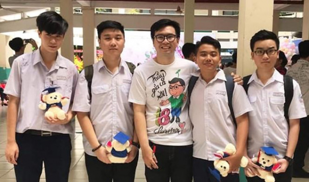   Thầy giáo Võ Kim Bảo (thứ 3 từ trái sang) dặn dò các học sinh thi vào lớp 10.  